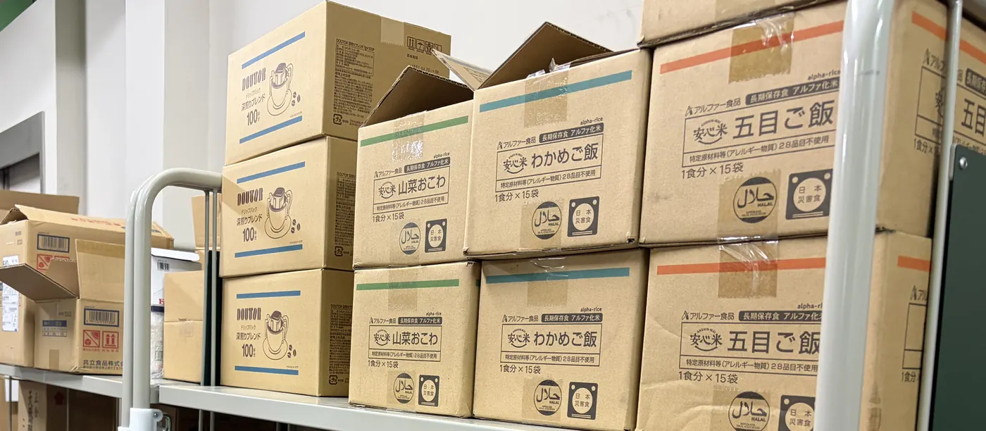 棚に積まれた入荷商品の段ボール